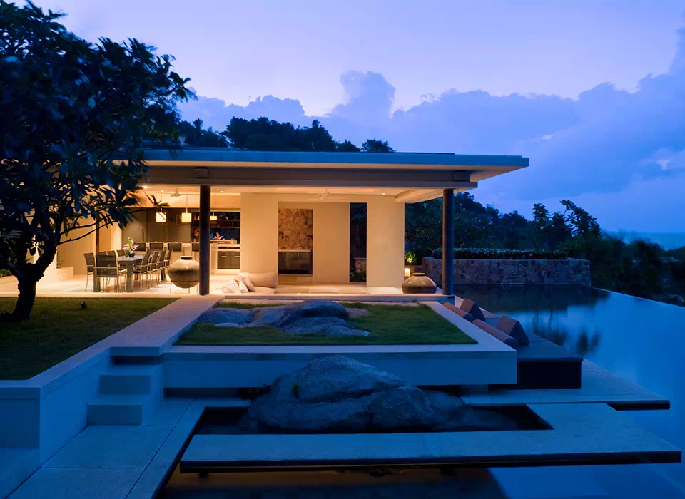 nowoczesny dom z ogrodem oraz basenem